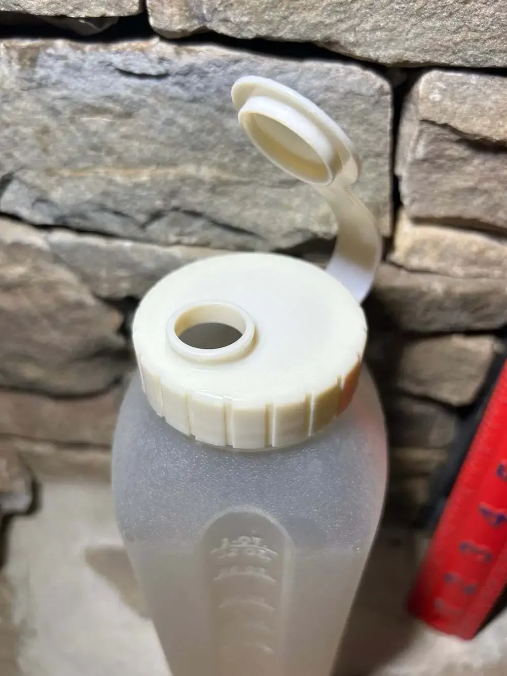 Rubbermaid Servin Saver 1QT 32 Oz Drink Bottle Beverage Jug Pitcher almond lid